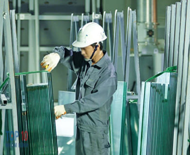 Công đoạn ép góc cửa, kĩ năng nhỏ trong học nghề nhôm kính