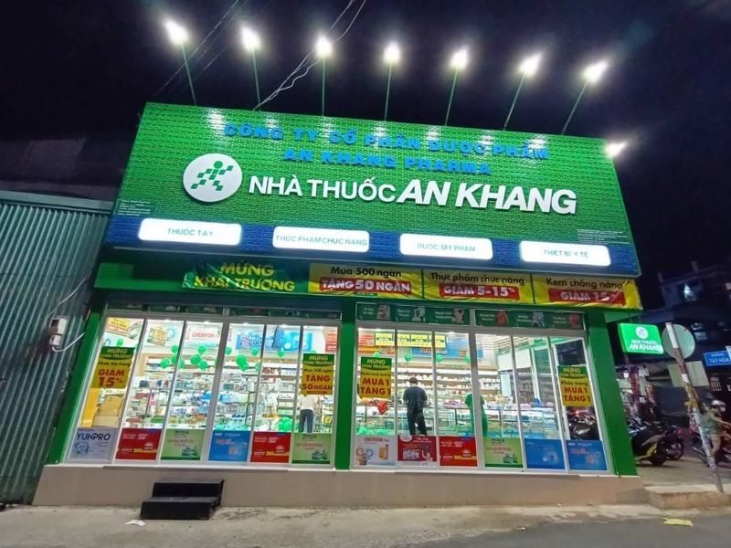 Tủ kệ nhôm kính là lựa chọn tối ưu cho việc trưng bày sản phẩm tại một nhà thuốc gần đây.