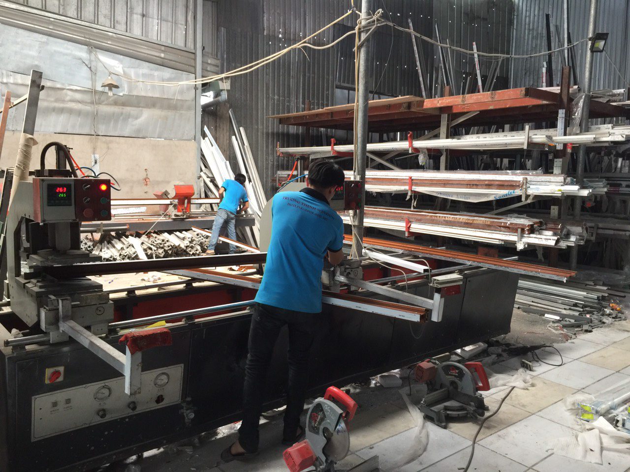 Con người là yếu tố then chốt tạo nên sự thành công của các đơn vị trong top 10 nhà máy lắp đặt nhôm kính chuyên nghiệp.