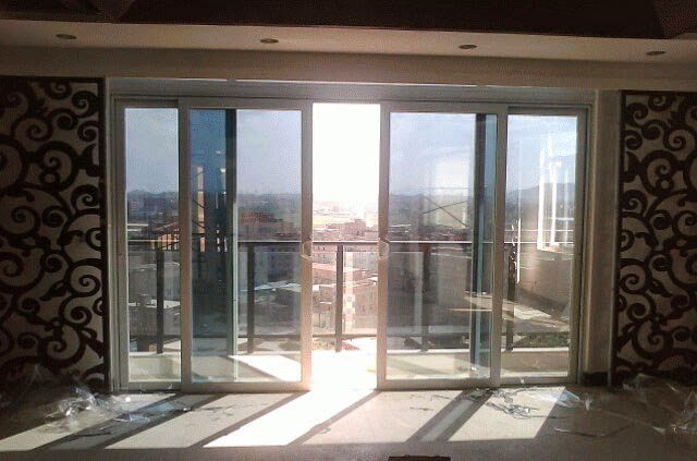 Quy trình thi công chuyên nghiệp quyết định độ bền và thẩm mỹ của lớp phim dán cửa kính chống nóng.