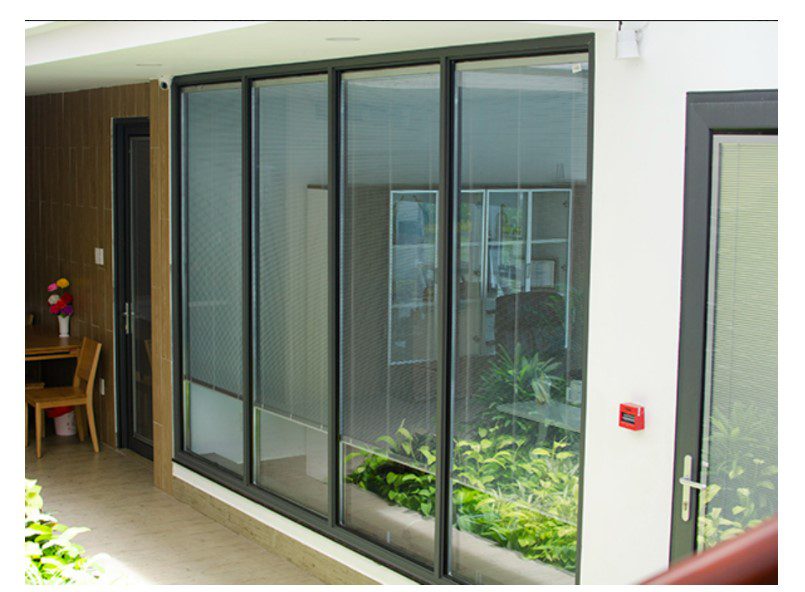 Vách kính lớn giúp tối ưu hóa ánh sáng và năng lượng, một yếu tố quan trọng trong phong thủy nhà ở.