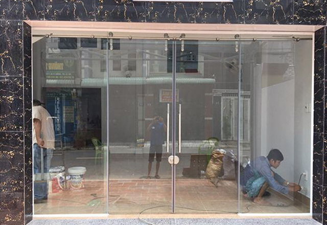 Dịch vụ sửa cửa kính chuyên nghiệp sẽ khắc phục nhanh chóng các sự cố, đảm bảo an toàn.