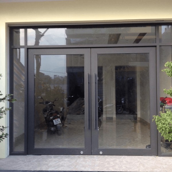 Cửa kính khung nhôm có nhiều màu sắc, trong đó màu vân gỗ mang lại vẻ đẹp ấm cúng và cổ điển.