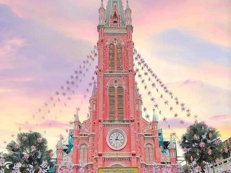 Nhà Thờ Tân Định: Phân Tích Kiến Trúc Gothic Màu Hồng Độc Đáo