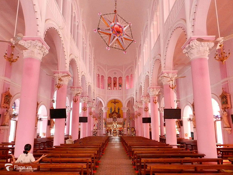 Vẻ đẹp trang nghiêm và cổ kính bên trong nội thất Nhà thờ Tân Định.